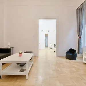 Standard By Hi5 - Muzeum 5 , Budapest Ungheria